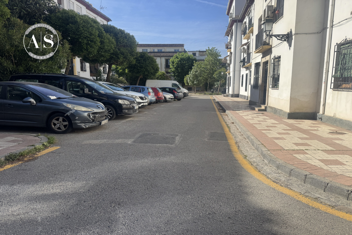 Piso junto a cervezas Alhambra 